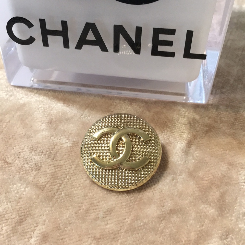 Auth. Chanel button